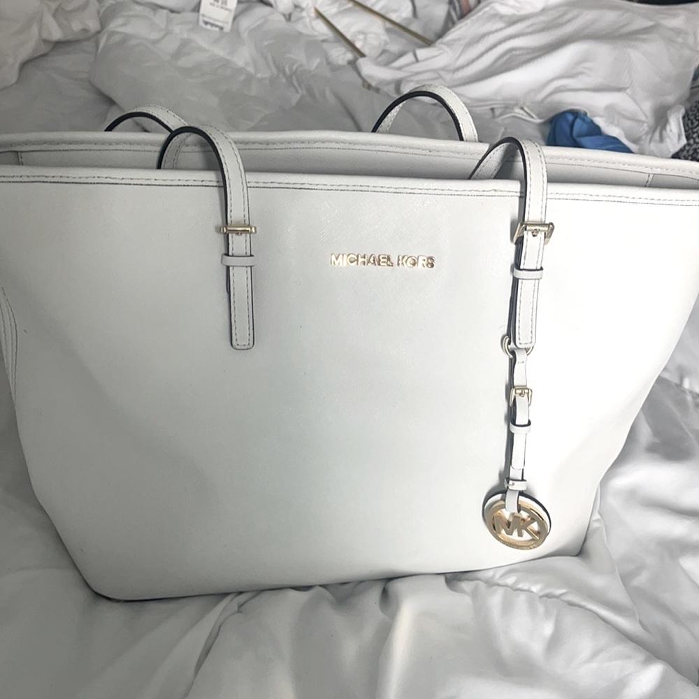 Michael kors purse barely used